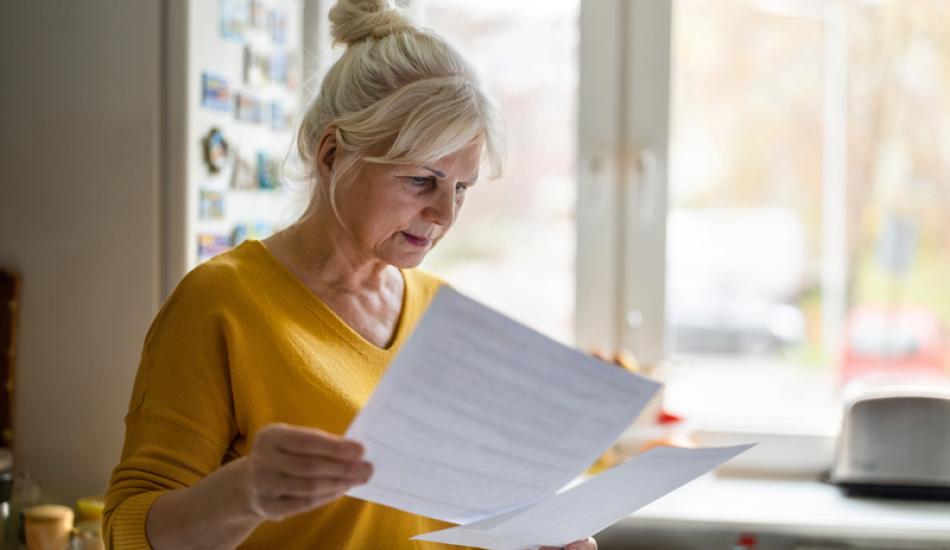 femme étudiant des contrats dans sa cuisine